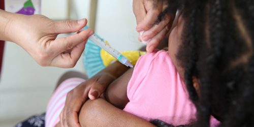 Imagem referente a Cobertura vacinal de crianças aumenta após queda durante pandemia