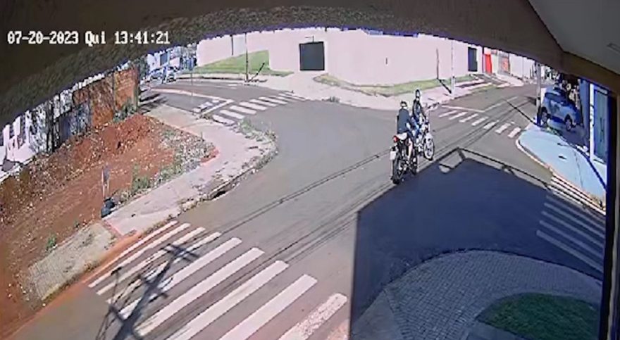 Câmera flagra acidente envolvendo duas motocicletas no Alto Alegre