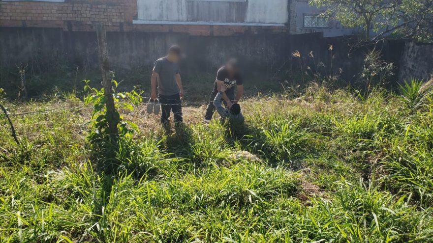 Detida presa por roubo de veículo se solta da algema e foge