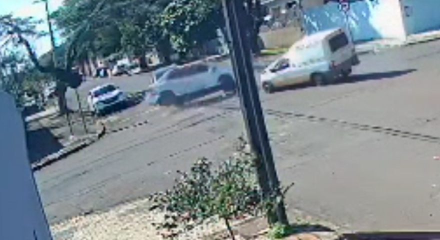 Após avançar preferencial, Tiida quase capota ao ser atingido por Fiorino