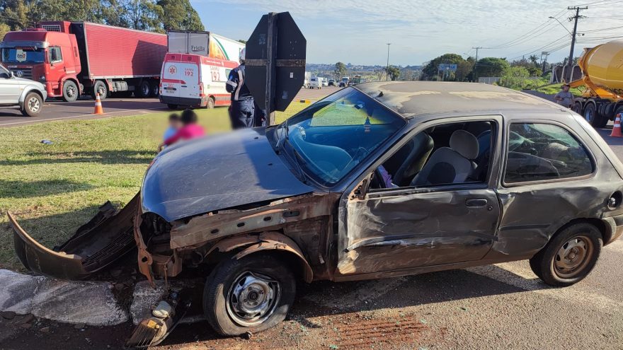 Carro e caminhão se envolvem em colisão no Trevo da Portal