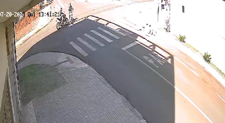 Por outro ângulo: veja acidente que deixou motociclista com a perna quebrada