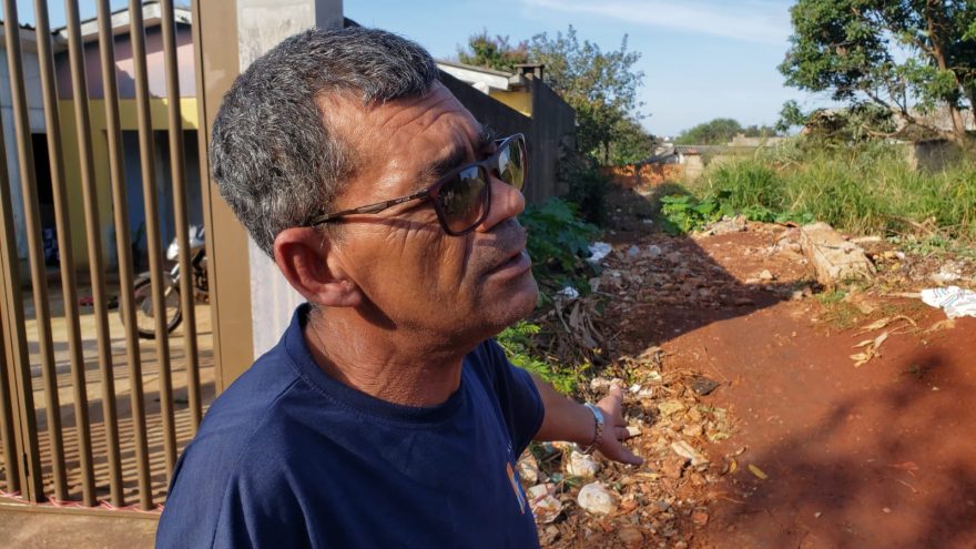 Moradores reclamam de sujeira e de usuários de drogas em lote baldio no Interlagos