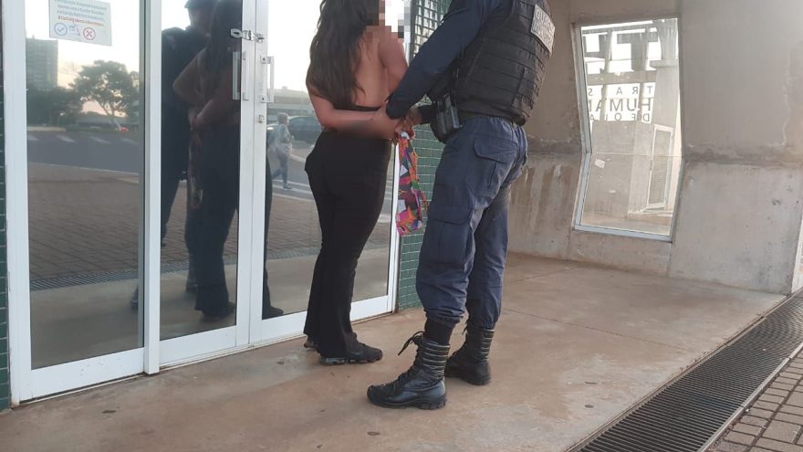Mulher é detida após causar danos no Terminal Oeste