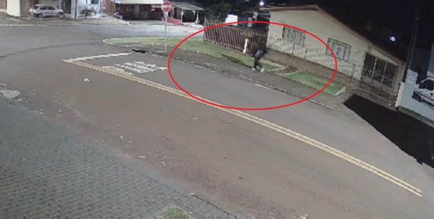 Homem é flagrado furtando computador em estabelecimento no São Cristóvão