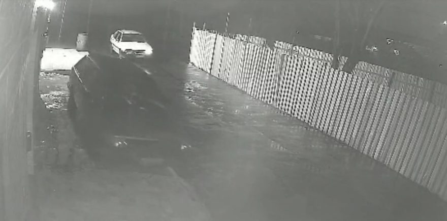 A galinha chorou! Câmera registra criminosos roubando carro do ovo