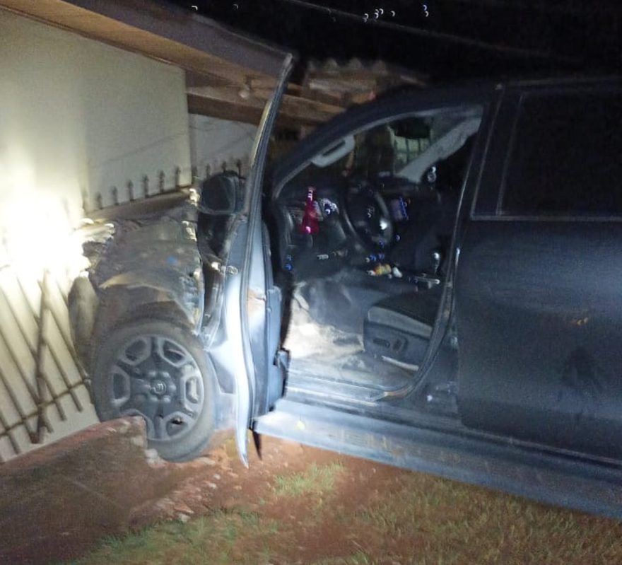 Bandido bate contra parede de residência durante fuga com caminhonete furtada