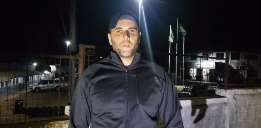 Internauta que mora em veículo pede ajuda para encontrar trabalho e fazer cirurgia no fêmur