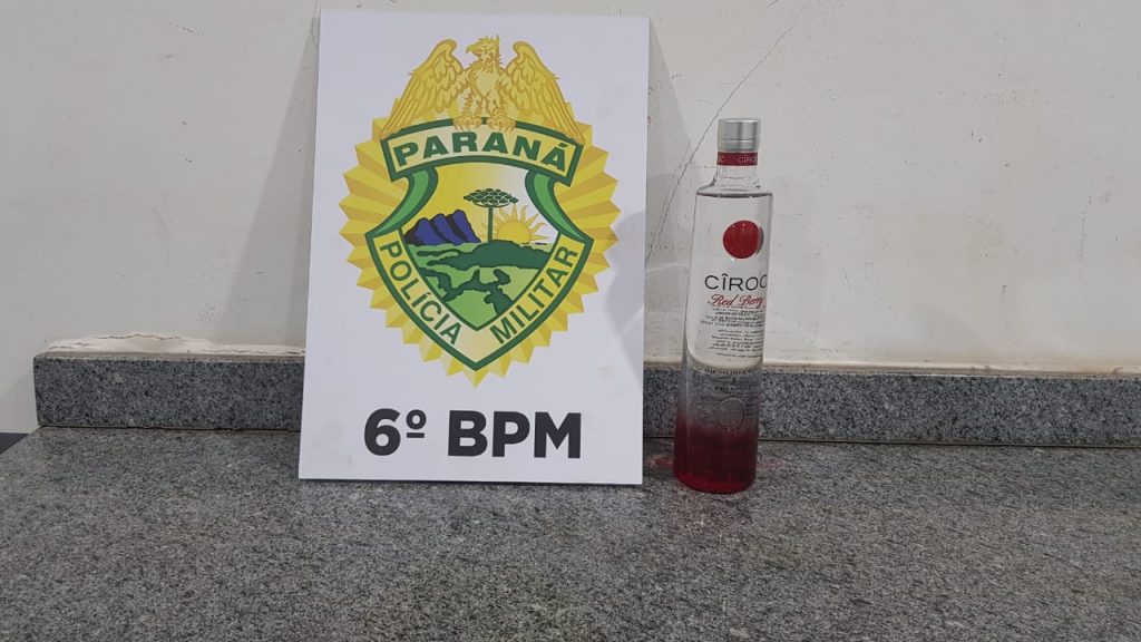 Homem é detido após furtar garrafa de bebida de loja no centro pela segunda vez Homem é detido após furtar garrafa de bebida de loja no centro pela segunda vez