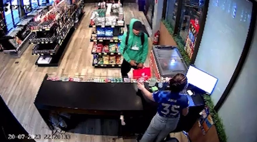 Vídeo mostra suspeito furtando loja de bebidas duas vezes em uma semana