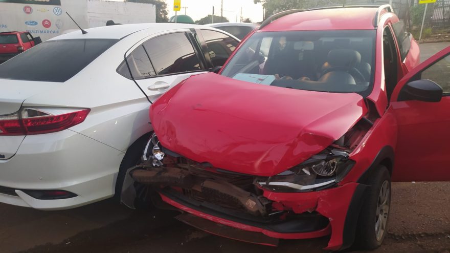 Carros se envolvem em colisão no Periolo e idosa precisa ser socorrida pelo Siate