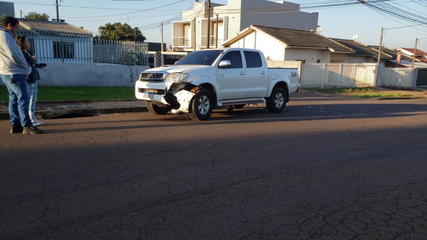 Hilux e Argo se envolvem em colisão no Bairro Canadá, em Cascavel