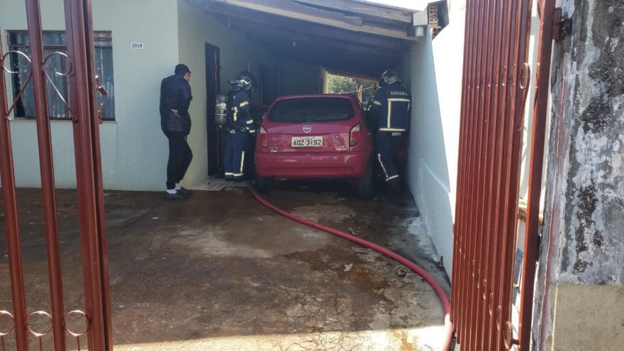 Celta pega fogo na garagem de residência