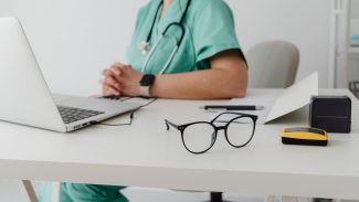 Dermatologista aprovada em seleção da Unimed Curitiba é barrada por 'excesso' de profissionais na área