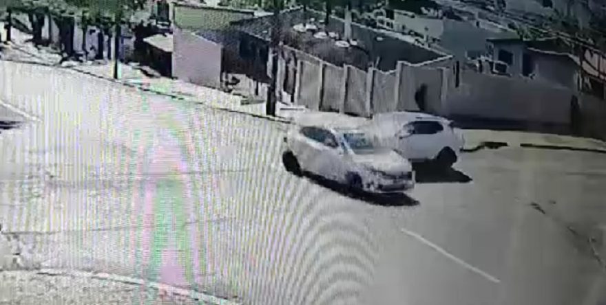Câmera registra momento em que dois veículos colidem no Centro