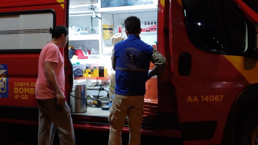Homem fica ferido em acidente entre moto e Jeep Compass no Bairro Cataratas