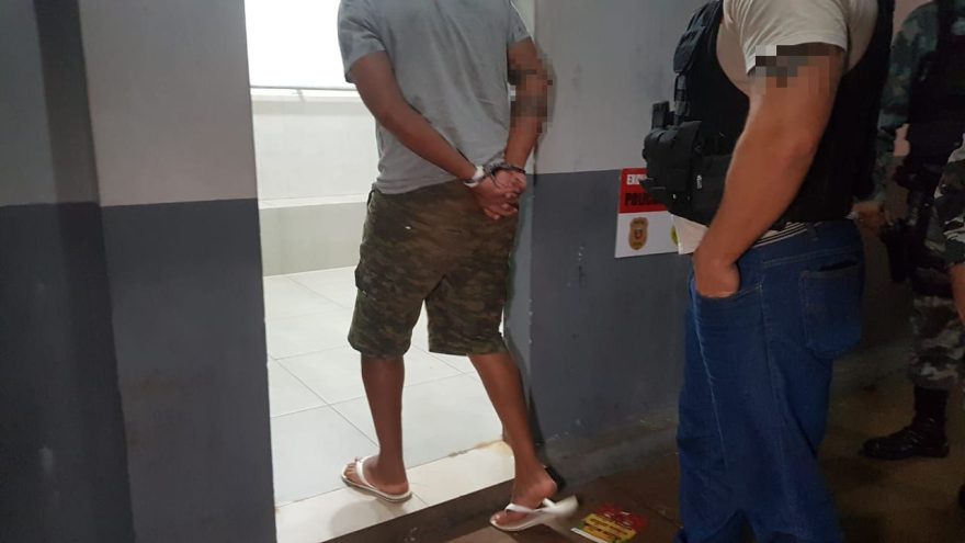Detido por homicídio e tráfico é devolvido à carceragem após passar por atendimento na UPA