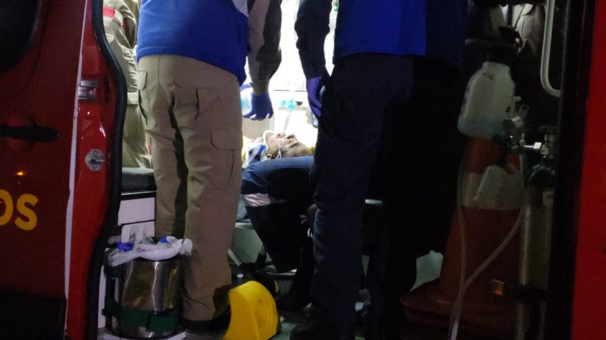 Motociclista fica gravemente ferido em acidente com ônibus na marginal da BR-277