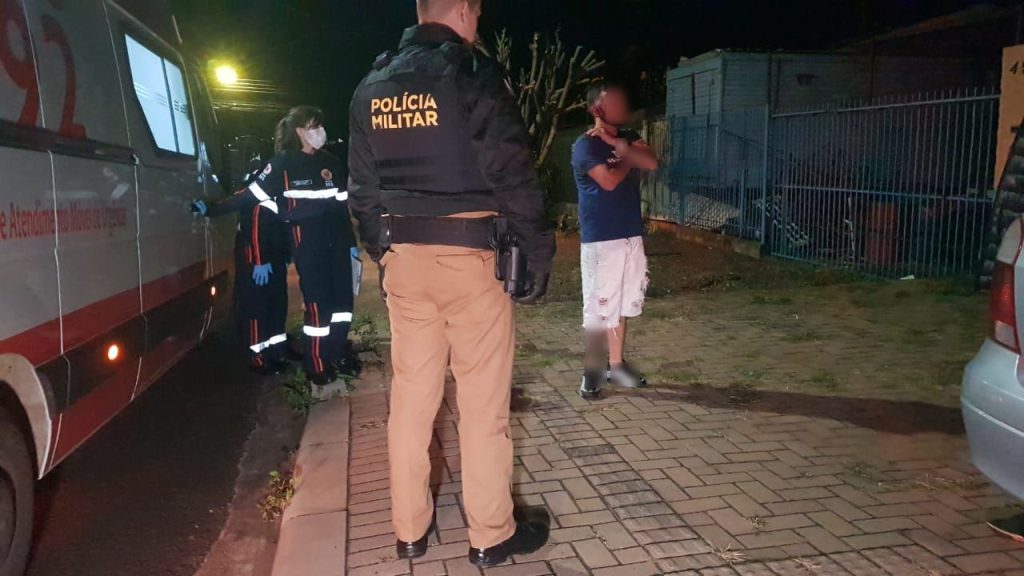 Moradores acordam com homem forçando portão da residência, no Pioneiros Catarinenses Moradores acordam com homem forçando portão da residência, no Pioneiros Catarinenses