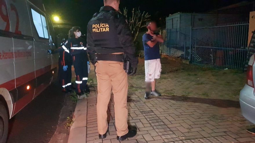 Moradores acordam com homem forçando portão da residência, no Pioneiros Catarinenses
