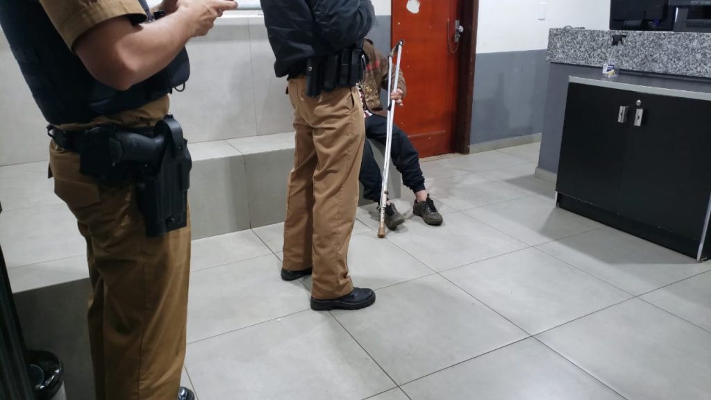 Homem é detido depois de agredir a companheira com uma muleta Homem é detido depois de agredir a companheira com uma muleta