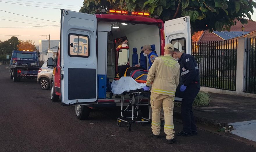 Motorista fica ferido ao bater carro em árvore no Centro