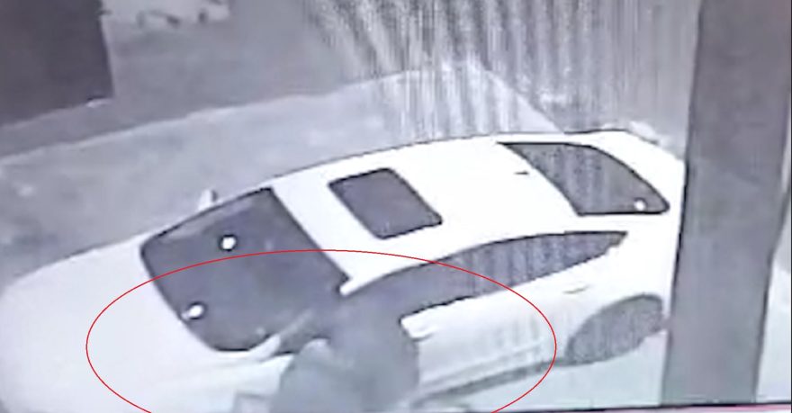 Câmera registra homem furtando retrovisor de Ford Fusion no Santa Cruz