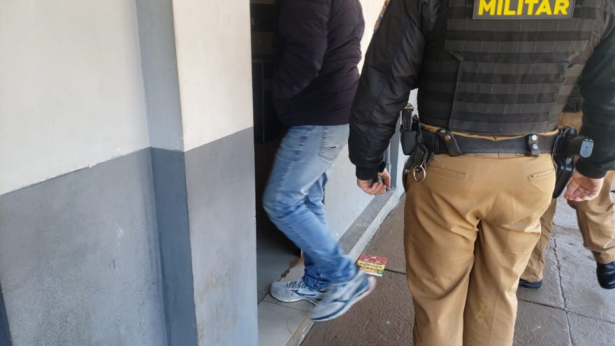 Homem é detido após importunar sexualmente funcionária de posto de combustíveis