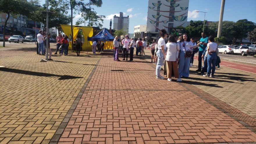 Caminhada contra o feminicídio é realizada no Centro de Cascavel