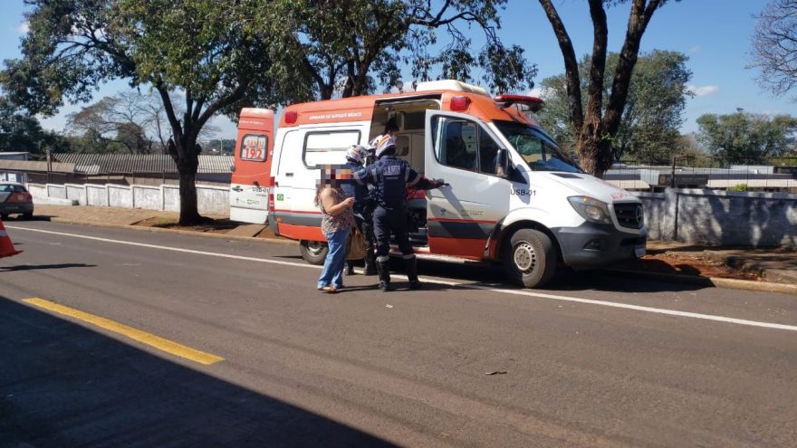 Homem em surto é atendido em frente à Delegacia
