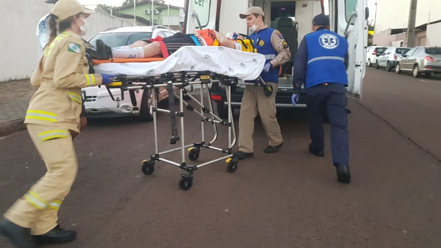Jovem fica ferido após “dividida” em partida de futebol