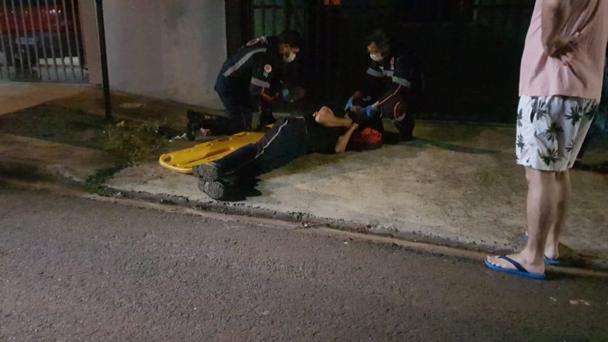 Populares encontram homem caído na rua e acionam o Samu