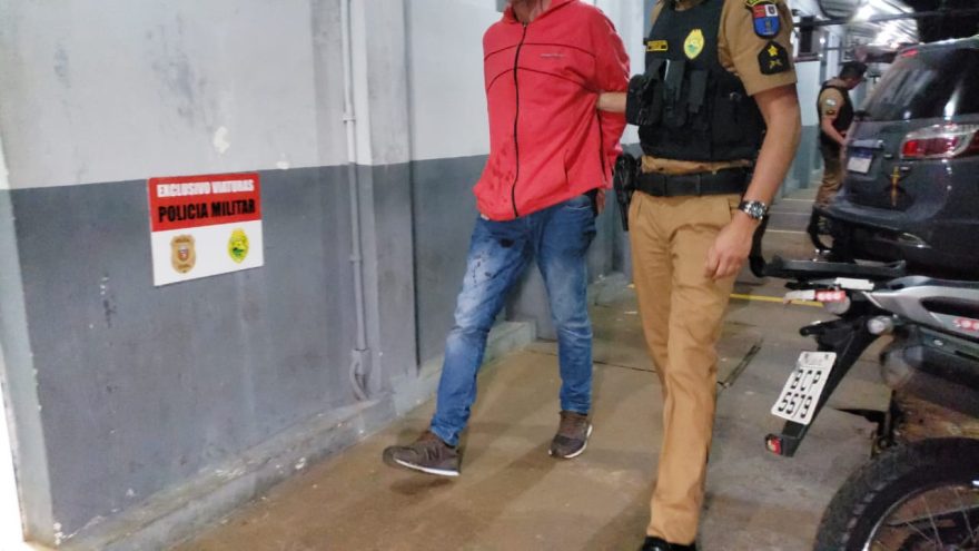 Indivíduo bate na esposa, na filha e é preso pela PM no Santa Felicidade