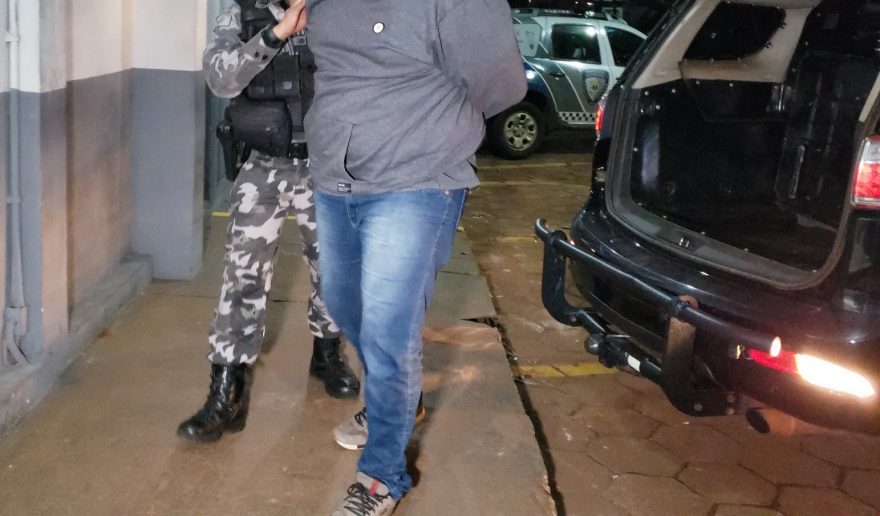Homem em posse de drogas e munições é preso após denúncia de perturbação de sossego