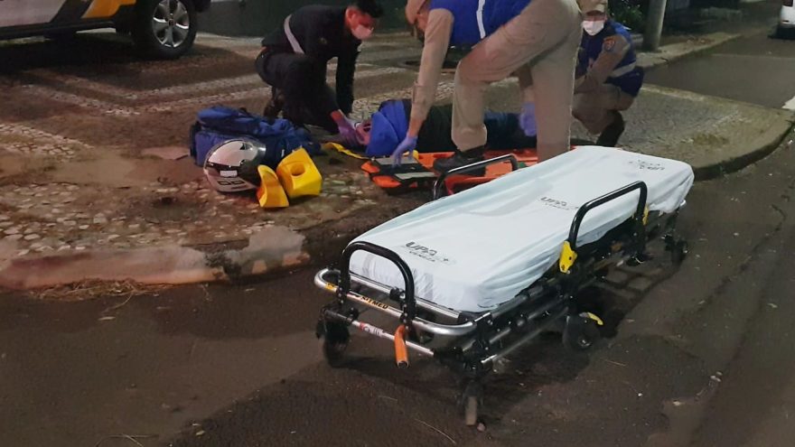 Colisão entre moto e carro deixa piloto ferido no centro