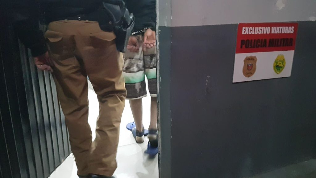 Jovem é detido com maconha no centro de Cascavel Jovem é detido com maconha no centro de Cascavel