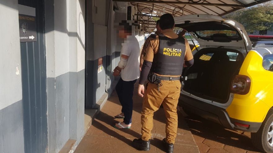 Homem que esfaqueou vizinho é encaminhado à Delegacia
