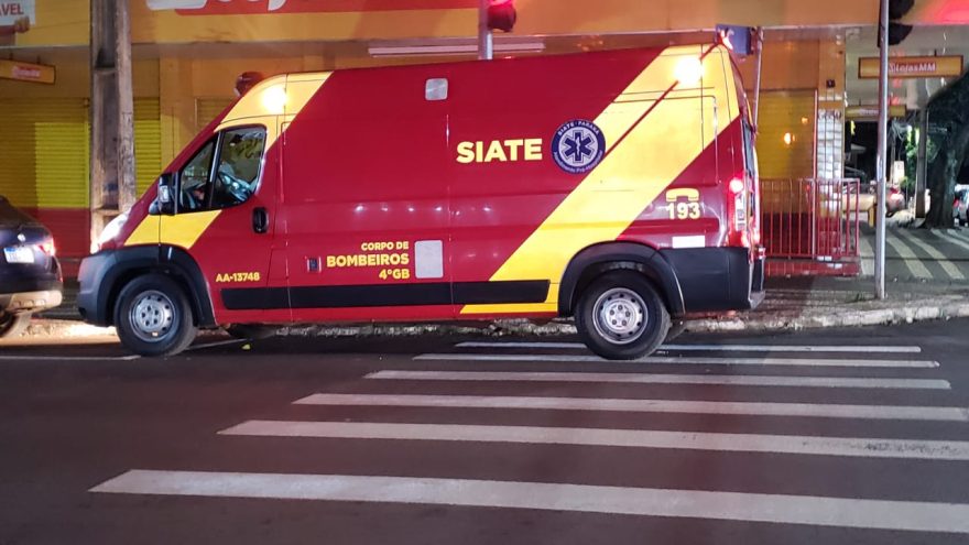 Ciclista fica ferido ao sofrer queda na Avenida Brasil
