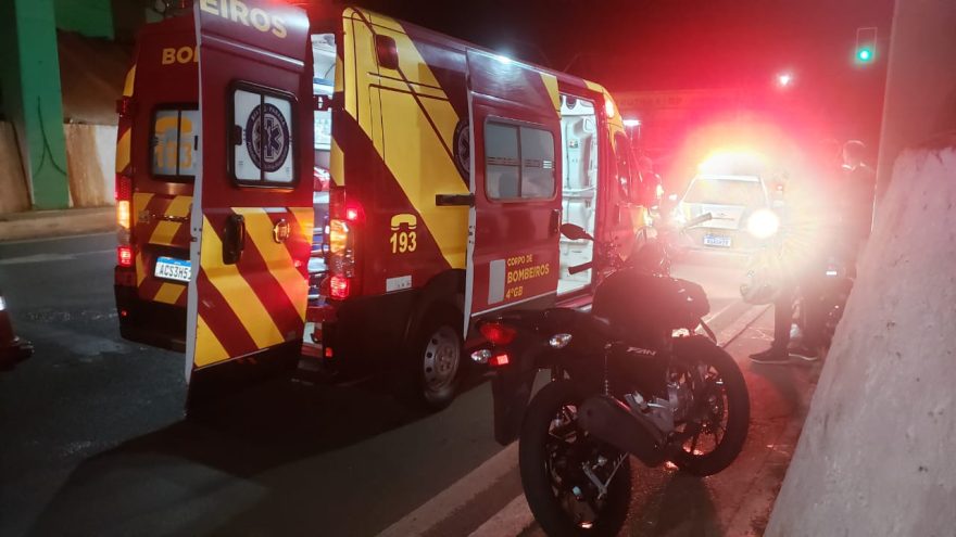 Motociclista se envolve em acidente na Rua Souza Naves Sul