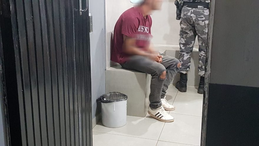 Jovem passa com som alto na frente do Pelotão da PM, é abordado e vai parar na Delegacia