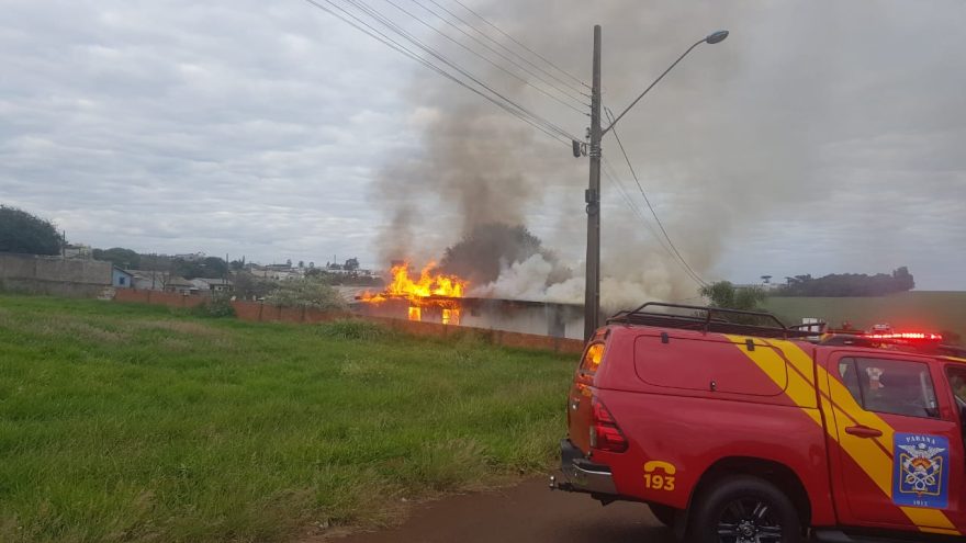 Casa de madeira é destruída em incêndio no Esmeralda