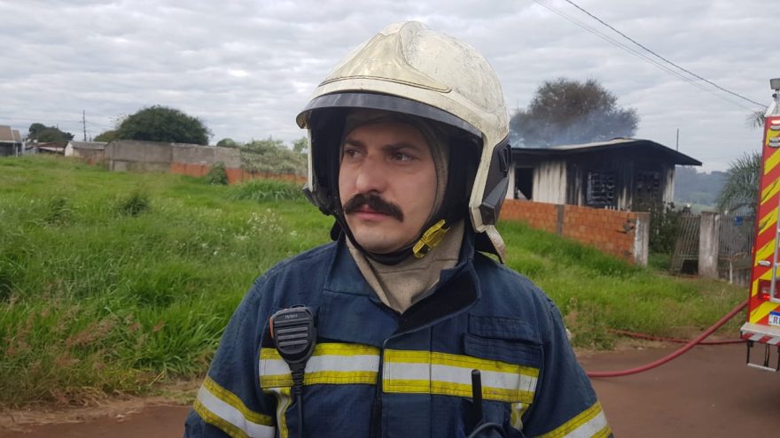 Vizinhos relataram aos bombeiros que ninguém morava na casa destruída em incêndio