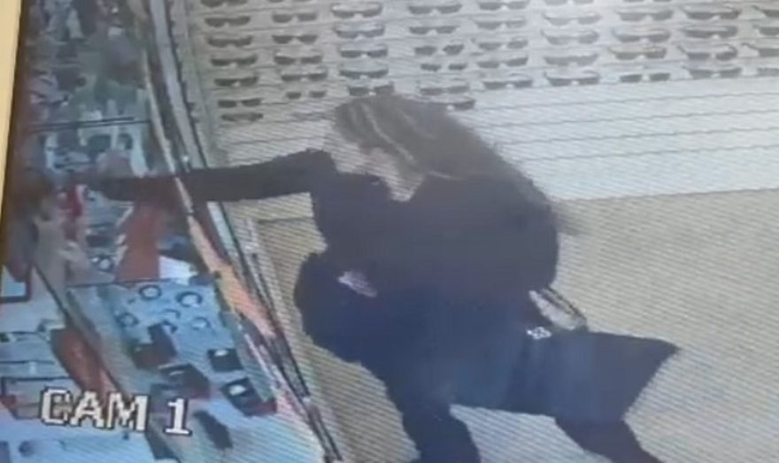 Câmera flagra mulher furtando alianças no Centro
