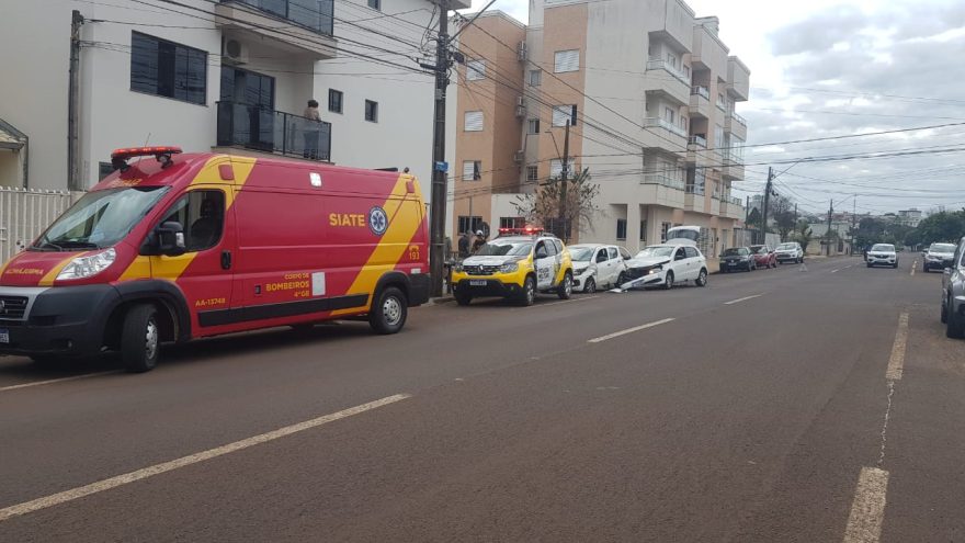 Carros se envolvem em colisão na Rua Souza Naves, no Parque São Paulo