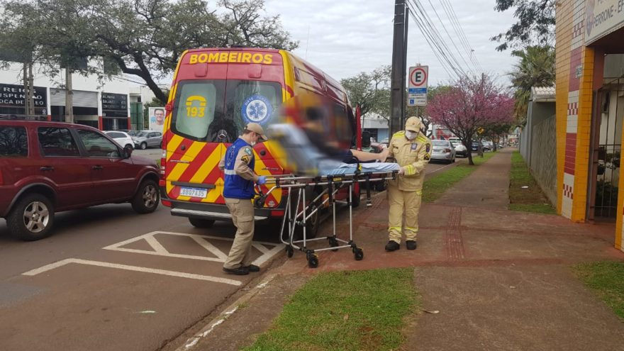 Menina é socorrida pelo Siate no Colégio Padre Carmelo, no Alto Alegre