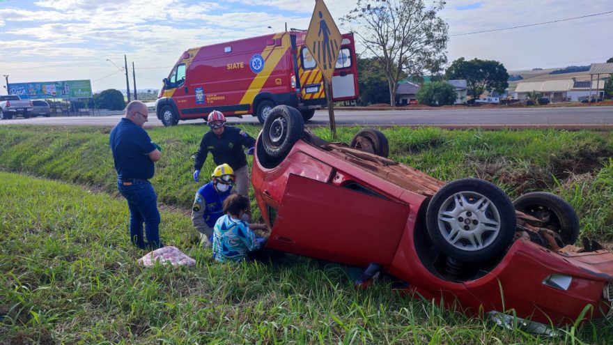 Capotamento é registrado na BR-467 e Corpo de Bombeiros é acionado para resgate