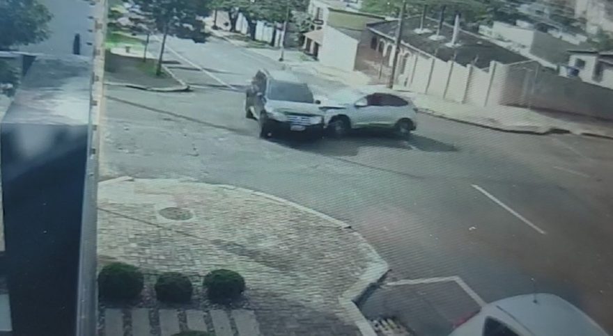 Câmera registra colisão entre HR-V e Duster no Bairro Cancelli