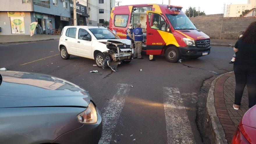 Três carros se envolvem em acidente no Coqueiral; um homem ficou ferido