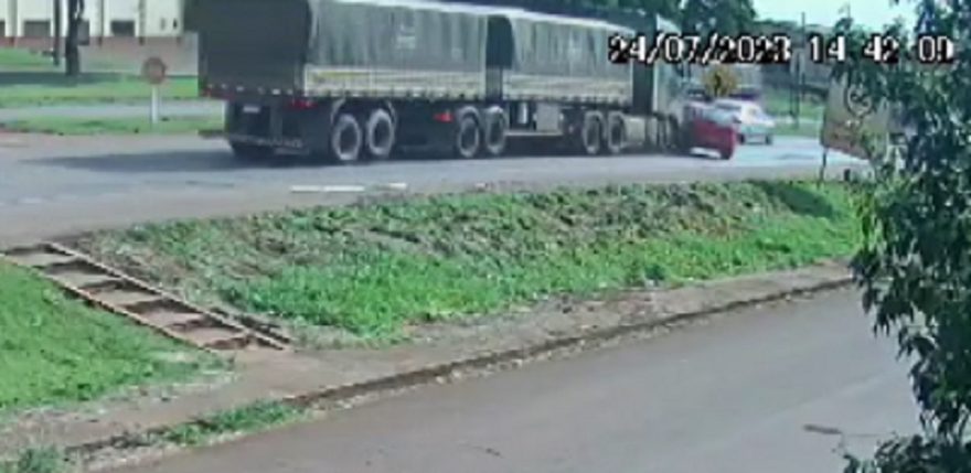 Impressionante! Câmera registra capotamento na BR-467
