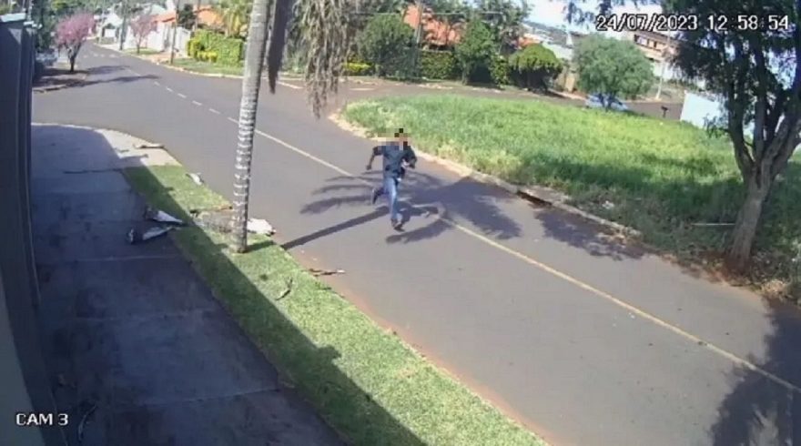 Ladrão foge correndo ao perceber que tentava furtar casa de policial aposentado